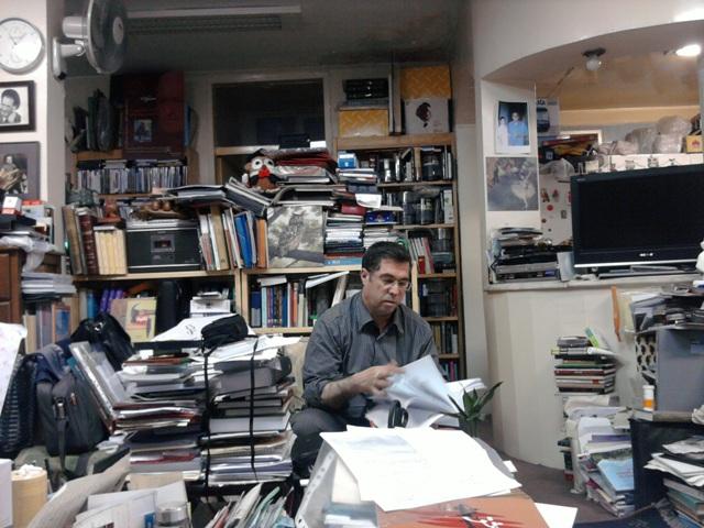 سردبیر مجله بخارا در محل زندگی و کار ـ عکس از اسماعیل جمشیدی