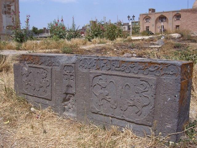 بقعۀ شیخ جبری اردبیل؛ سنگ قبر سیصد ساله